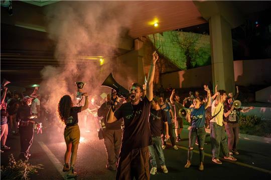 Zehntausende Menschen demonstrierten in Israel den zweiten Tag in Folge gegen Netanjahus Regierung.