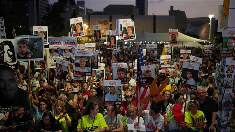 Zehntausende Menschen demonstrierten in Tel Aviv gegen die von der israelischen Regierung geplante Ausweitung des Gaza-Kriegs. 