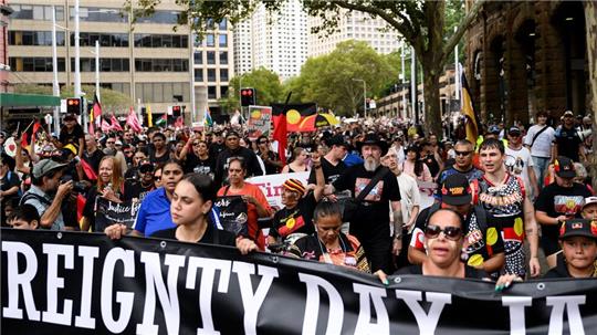 Zehntausende Menschen haben in Australien gegen den umstrittenen Nationalfeiertag  „Australia Day“ protestiert.