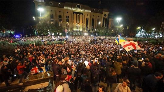 Zehntausende Menschen haben in der georgischen Hauptstadt gegen den offiziell erklärten Wahlsieg der Regierungspartei Georgischer Traum protestiert.