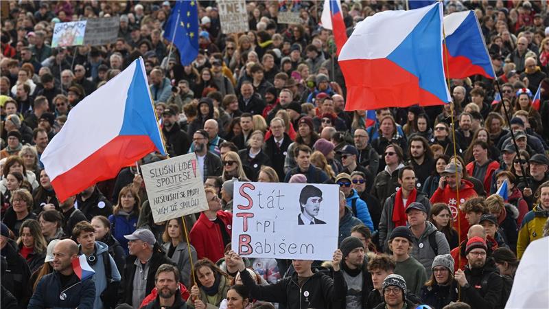 Zehntausende demonstrieren gegen Regierung in Prag Zehntausende Menschen nehmen an der Kundgebung unter dem Motto „Wir lassen uns die Zukunft nicht stehlen.