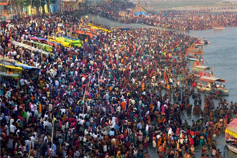 Zehntausende Menschen nehmen bei einer religiösen Feier im nordindischen Ayodhya ein heiliges Bad im Fluss Saryu. Indien wird China als bevölkerungsreichstes Land der Welt ablösen.