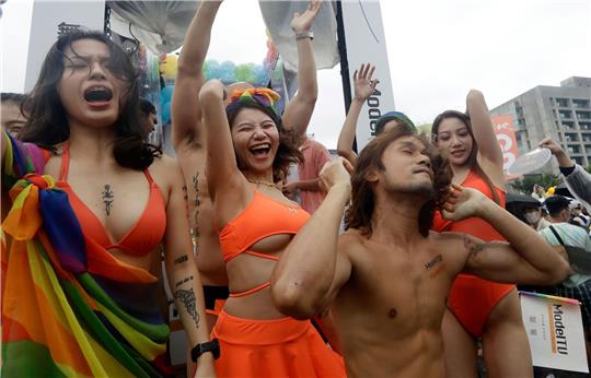 Zehntausende Menschen sind am Samstag durch die Straßen von Taipeh gezogen, um für die Rechte von Lesben, Schwulen, Bisexuellen und Transgendern zu demonstrieren.