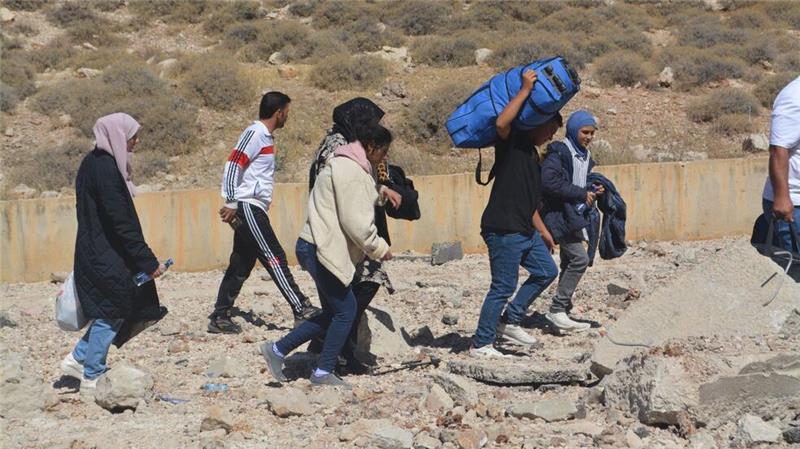 UN: Mehr als halbe Million Menschen im Libanon vertrieben Zehntausende flüchten aus dem Libanon nach Syrien.