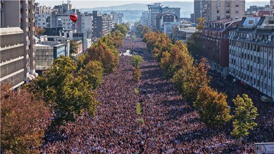 Zehntausende gedachten der 16 Opfer des Einsturzes des Bahnhofsvordachs in Novi Sad vor genau einem Jahr. 