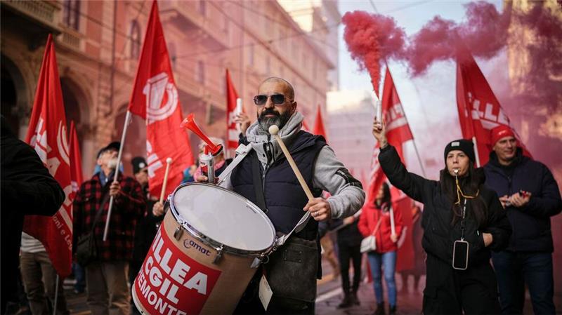 Zehntausende gehen gegen Italiens Rechtsregierung auf die Straße.