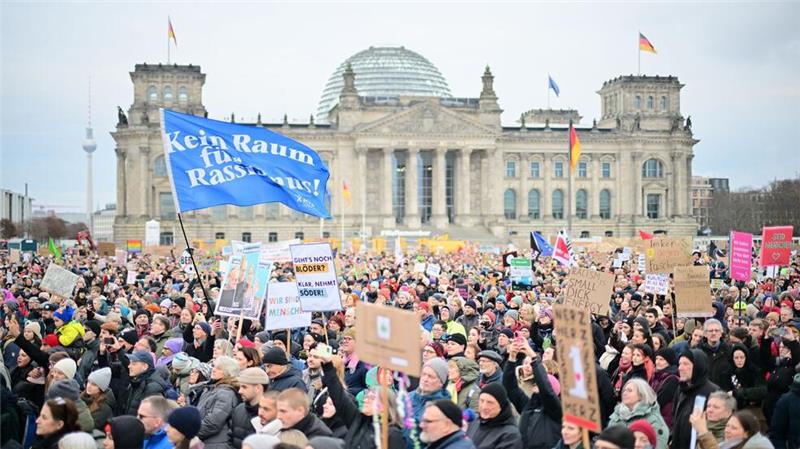 Migrationsdebatte bringt kaum Bewegung in Umfragen Zehntausende gingen auf die Straßen - in den Umfragen zur Bundestagswahl dagegen zeichnet sich die aufgeregte Stimmung nicht ab. (Archivbild)