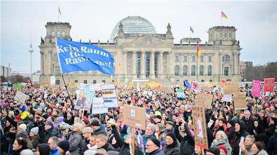 Zehntausende gingen auf die Straßen - in den Umfragen zur Bundestagswahl dagegen zeichnet sich die aufgeregte Stimmung nicht ab. (Archivbild)