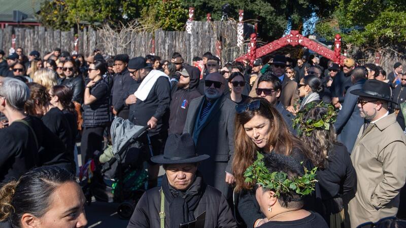 Maori-König Tuheitia beigesetzt - Tochter neue Monarchin Zehntausende nahmen an den Trauerfeierlichkeiten teil.