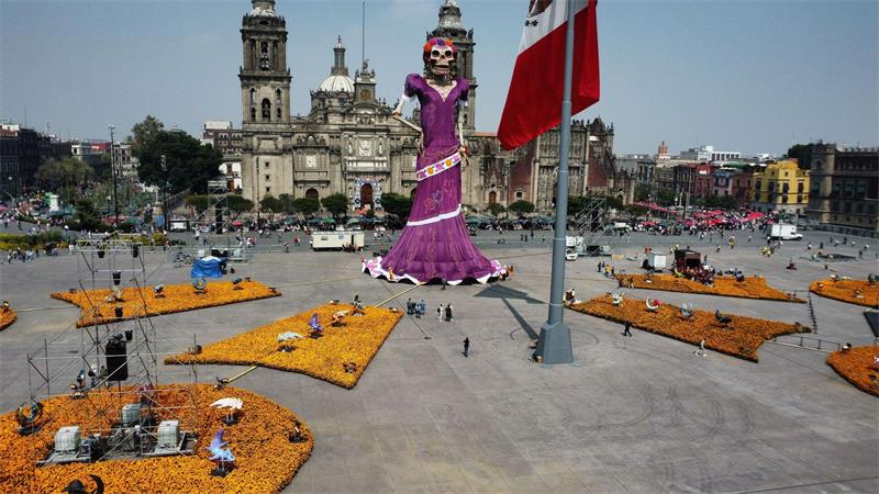 Größte Skelettfrau der Welt - Mexiko stellt Rekord auf Zehntausende orangefarbene Cempasúchil-Blumen schmücken den Zócalo-Platz.