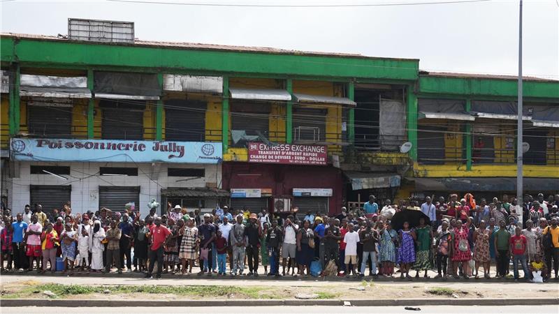 Zehntausende säumen den Weg von Papst Leo XIV. in Kamerun.