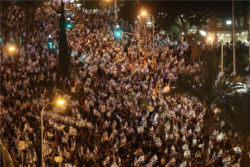 Zehntausende von Israelis demonstrierten den fünften Samstagabend in Folge gegen die Justizreform im Land.
