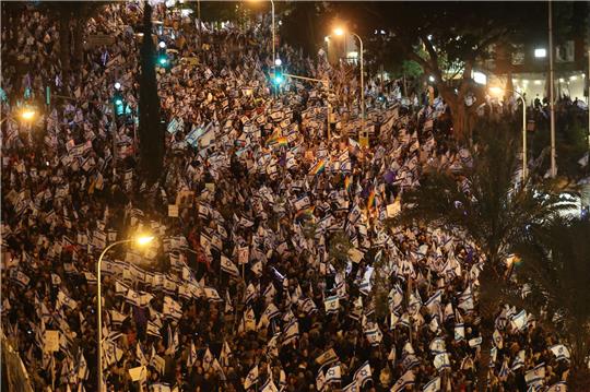 Zehntausende von Israelis demonstrierten den fünften Samstagabend in Folge gegen die Justizreform im Land.