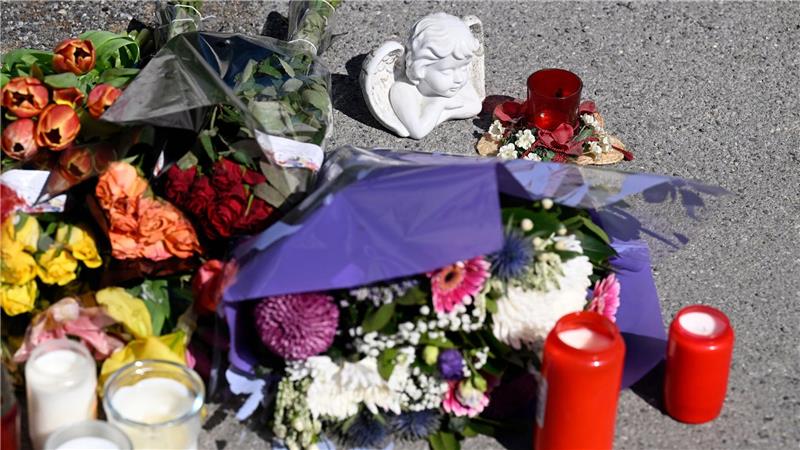 17-Jähriger wegen Mordverdachts an 14-Jährigem in U-Haft Zeichen der Anteilnahme: Auf einem Bürgersteig an dem Spielplatz sind Kerzen und Blumen niedergelegt worden.