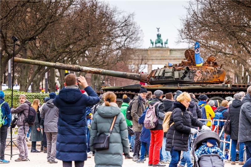 Panzerwrack aus Ukraine steht jetzt vor russischer Botschaft Zeichen des Protests: Ein in der Ukraine zerstörter russischer Panzer wird temporär vor der russischen Botschaft in Berlin ausgestellt.