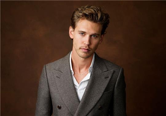 Zeichen moderner Männlichkeit oder bloße Gender-Performance? US-Schauspieler Austin Butler trägt - wie derzeit viele Geschlechtsgenossen - zum klassischen Anzug Goldkettchen.