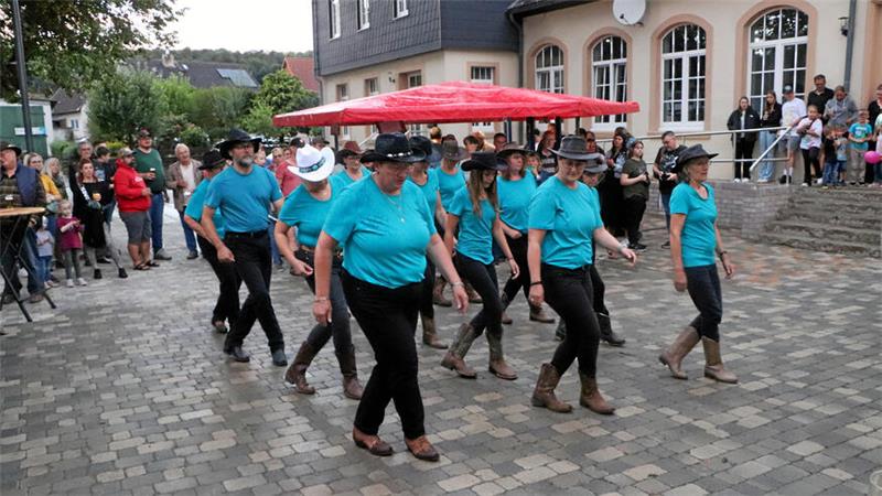 Zeigen auf dem neuen Pflaster vor dem Dorfgemeinschaftshaus, was Line Dance heißt: Nauens Crazy Barn Dancers.