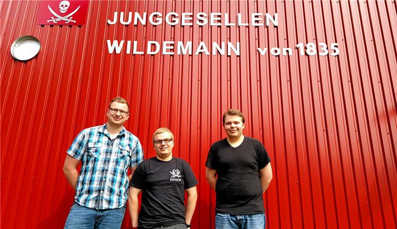 Wildemanns Junggesellen werden 180 Jahre alt Zeigen sich gern vor der neuen Fassade ihres Vereinsheims: Die Vorstandsmitglieder Michel Hus, Jens Pötsch und David Kiechle. Foto: Weiss