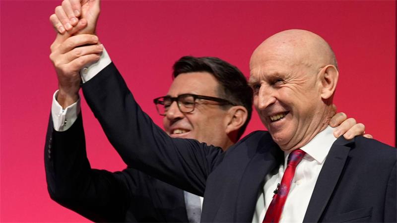 Zeigen sich guter Dinge: Premierminister Andy Burnham (l) und Finanzminister John Healey.