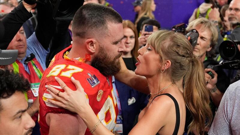 Travis Kelce bei Konzert von Taylor Swift auf der Bühne Zeigten sich gemeinsam auf der Bühne: Taylor Swift und Travis Kelce (Archivbild).