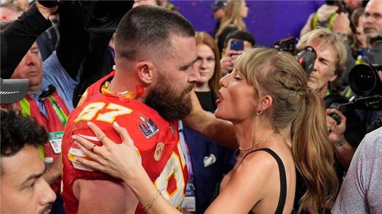 Zeigten sich gemeinsam auf der Bühne: Taylor Swift und Travis Kelce (Archivbild).