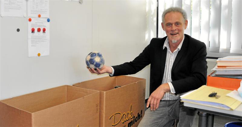 Vom Schüler zum Direktor: Ehrenberg leitet nun sein Abi-Gymnasium Zeit, wieder Kartons zu packen: Im September 2020 zieht Martin Ehrenberg noch ins CvD-Direktorenzimmer der alten Goldenen Aue.