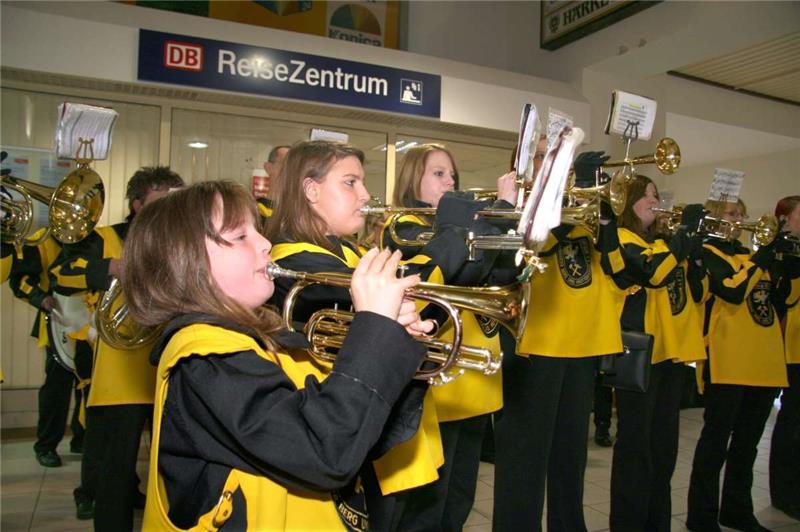 Zeitreise: 2007 spielt der Musikzug Goslar im neu umgebauten Bahnhof. Noch heute sind viele Musikveteranen aktiv, darunter mehrere Männer und Frauen der ersten Stunde.  Archivfoto: GZ