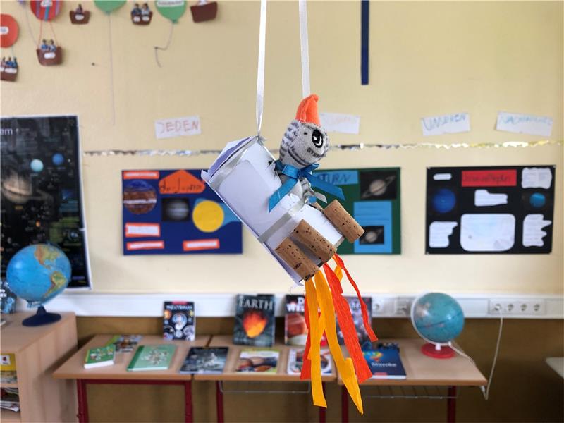 Bad Harzburger Kinder entdecken spielerisch den Weltraum Zeitungsente Bob in ihrer vom Viertklässler Jeremy gebauten Rakete. Foto: Privat