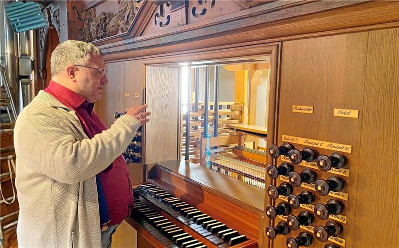Zellerfelds Pastor André Dittmann erklärt, wie im Orgelgehäuse künftig sehr kleine und superleise Ventilatoren das Problem mit der feuchten Luft in der Orgel der St.-Salvatoris-Kirche lindern sollen. Foto: Nachtweyh