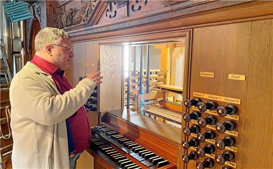 Zellerfelds Pastor André Dittmann erklärt, wie im Orgelgehäuse künftig sehr kleine und superleise Ventilatoren das Problem mit der feuchten Luft in der Orgel der St.-Salvatoris-Kirche lindern sollen. Foto: Nachtweyh