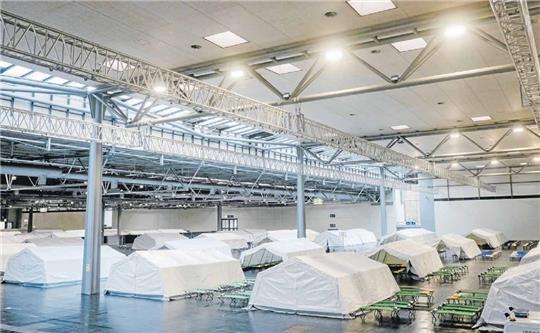 Zelte und rund 1000 Feldbetten stehen in der Außenstelle für ukrainische Geflüchtete auf dem Messegelände in Hannover bereit. Der Bahnhof Hannover Messe ist Niedersachsens zentrales Drehkreuz für die Verteilung der vertriebenen Menschen. Foto: Ole Spata/dpa
