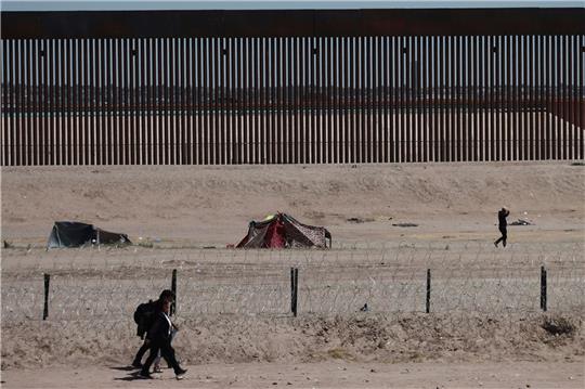 Zelte von Migranten stehen im Flussbett auf der US-amerikanischen Seite der US-mexikanischen Grenze.