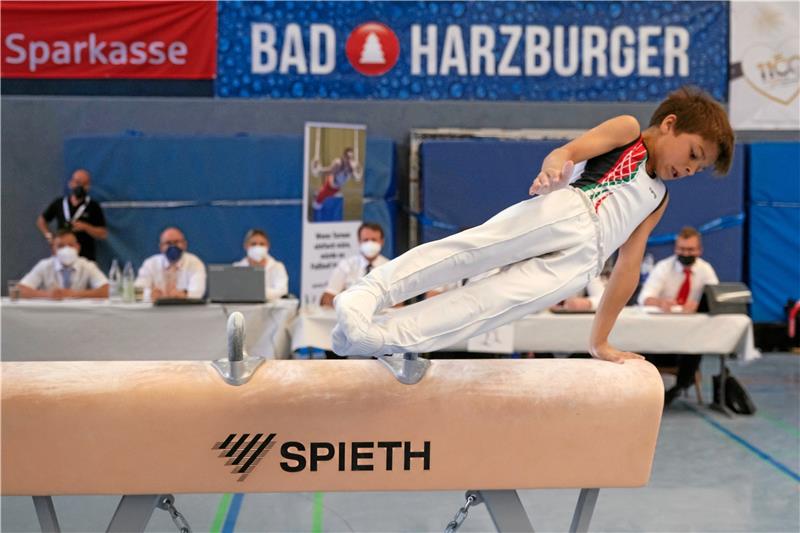 Zeno Csuka vom TSV Unterföhring zeigt am Pauschenpferd sein Können und wird in der AK 13-14 Siebter. Foto: Drechsler