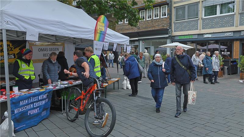 Zentrale Ecke: Das Goslarer Bündnis gegen Rechtsextremismus und die Omas gegen Rechts setzen Warnzeichen für den Erhalt der demokratischen Kultur.