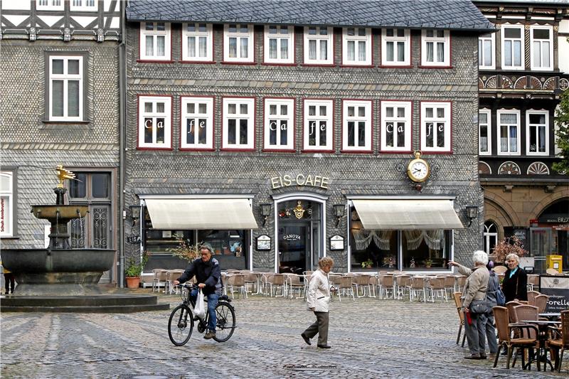 Zentrale Lage am Eingang zum Marktplatz: Wo das „Eiscafé Canova“ seit mehr als 20 Jahren seinen Platz hat, zieht ab März 2021 Mongi Ben Fredj mit einem Restaurant ein.  Fotos: Epping (2), Heine