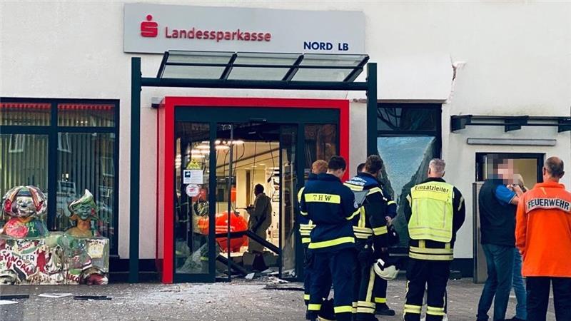 Nach Tat in Seesen: Automatensprenger entkommen Zerborstene Scheiben, herunterhängende Kabel: Die Wucht der Explosion richtete einen erheblichen Schaden an. Foto: Eikhorst
