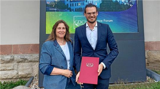 Zeremonie in Leipzig: H. C.-Starck-Forschungschefin Dr. Julia Meese-Marktscheffel aus Goslar gratuliert Preisträger Dr. Stephan Müssig zur Auszeichnung seiner Doktorarbeit. Foto: Starck
