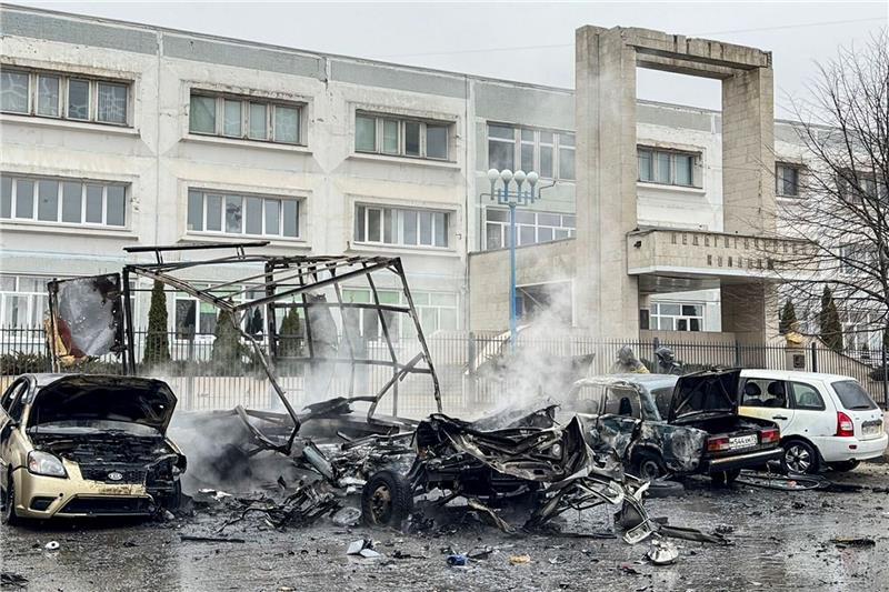 Ukraine will mehr Langstreckendrohnen bauen Zerstörte Autos in Belgorod. Die gleichnamige russische Grenzregion hat erneut Beschuss gemeldet.