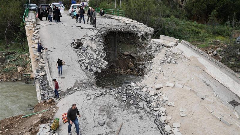 Zerstörte Brücke im Libanon