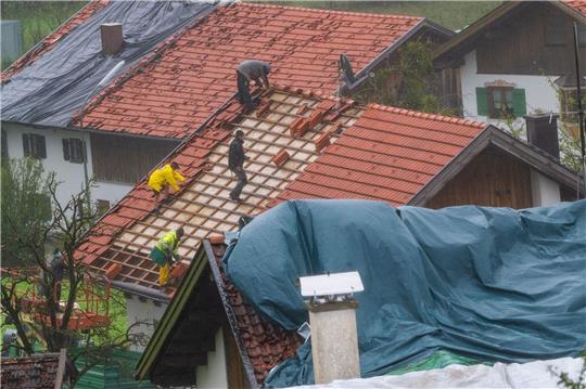 Zerstörte Dächer in der oberbayerischen Gemeinde Bad Bayersoien nach dem Hagelsturm am 26. August.