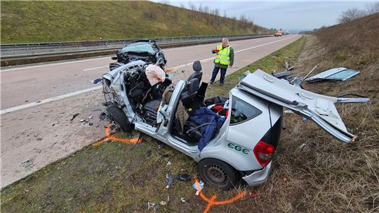 Zerstörte Fahrzeuge stehen auf der Autobahn A38 nach einem Geisterfahrerunfall mit mehreren Toten.