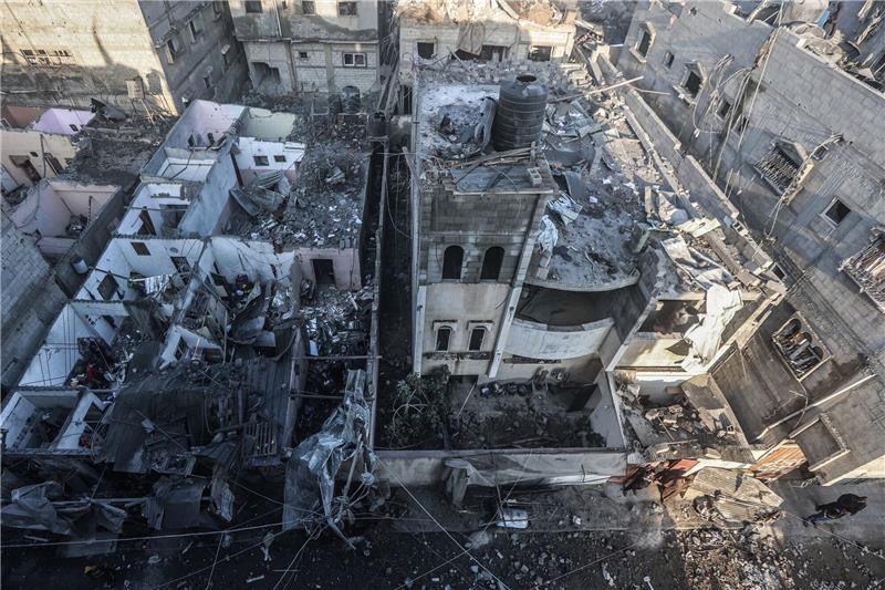 UN: Israel hält Konvoi mit Patienten sieben Stunden auf Zerstörte Gebäude in Chan Junis. Vor dem Al Amal-Krankenhaus in der Stadt im Gazastreifen soll das israelische Militär nach UN-Angaben einen Krankenwagen-Konvoi gestoppt und aufgehalten haben.