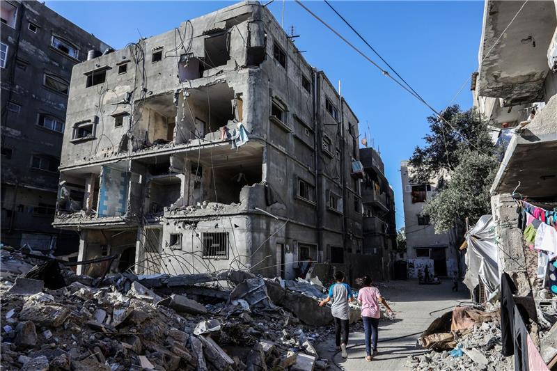 USA wollen Israel Waffen liefern - und stellen Forderungen Zerstörte Gebäude in Deir al-Balah.