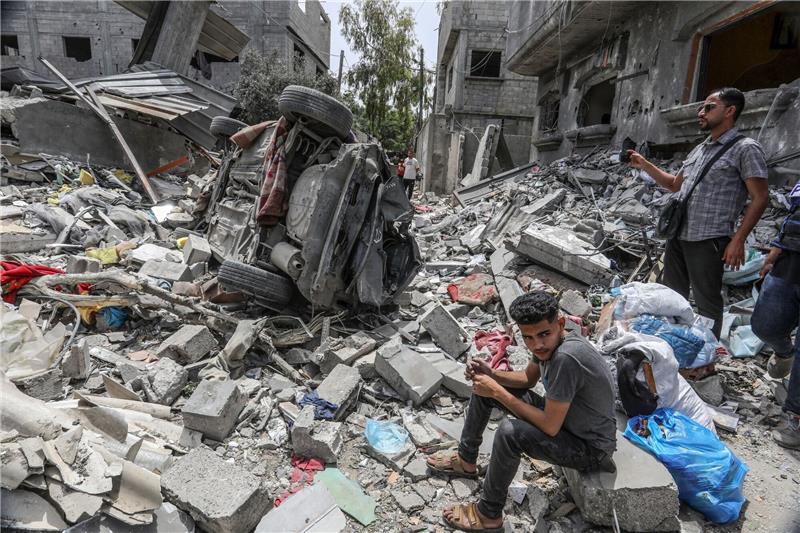 Zerstörte Häuser nach einem israelischen Luftangriff auf das Lager Nuseirat.