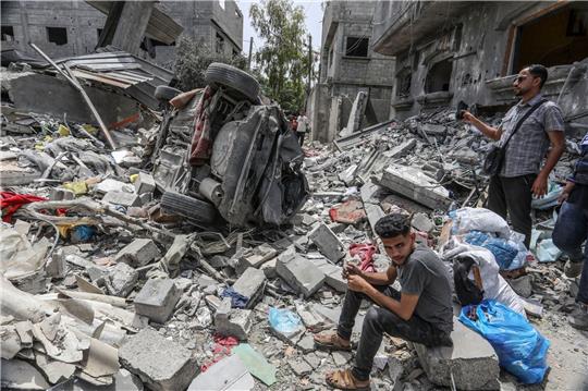 Zerstörte Häuser nach einem israelischen Luftangriff auf das Lager Nuseirat.