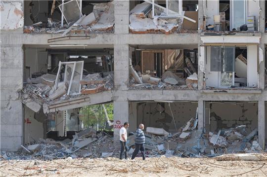 Zerstörte Häuserzeile im südtürkischen Antakya im April 2023. Mit volkswirtschaftlichen Schäden von 50 Milliarden Dollar war das Erdbeben in der Türkei laut Munich Re die finanziell schwerwiegendste Naturkatastrophe des vergangenen Jahres - und die verlustreichste.