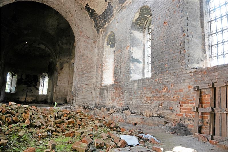 Reise in die Ukraine: Wiederaufbau als Akt des Widerstands Zerstörte Kirche in dem ukrainischen Dorf Lukashivka. Foto: Privat
