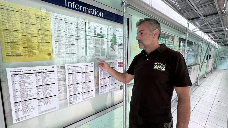 Dieser Mann will Bad Harzburgs Bahnhof retten Zerstörte Scheiben im Schaukasten: Yasarikol ist für solche Fälle mit der Bahn im engen Kontakt.