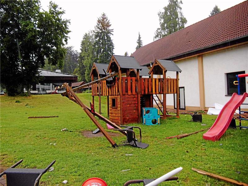 Zerstörte Spielgeräte am Spielplatz neben der Tennishalle.
