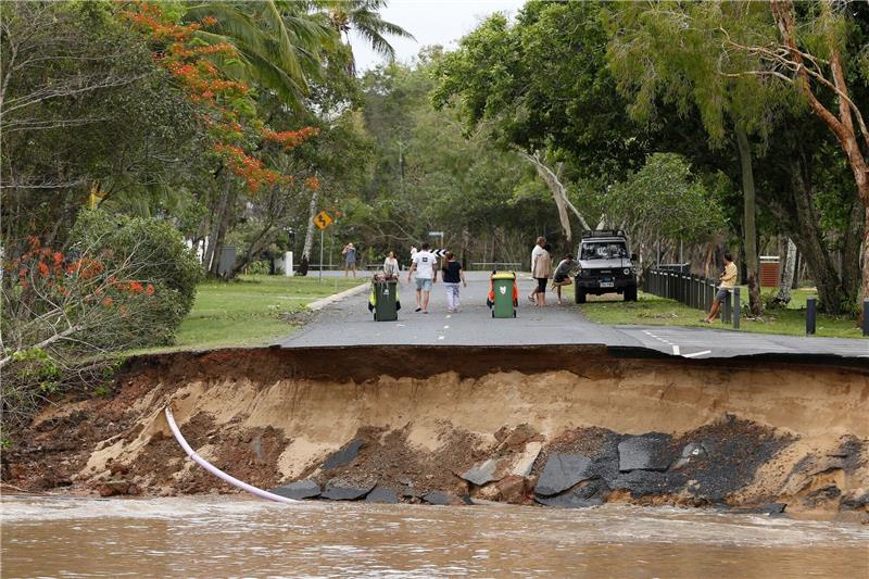 Weiter schwere Überschwemmungen in Australien Zerstörte Straße im australischen Cairns, die von den Regenmassen des Tropensturms «Jasper» weggespült wurde.